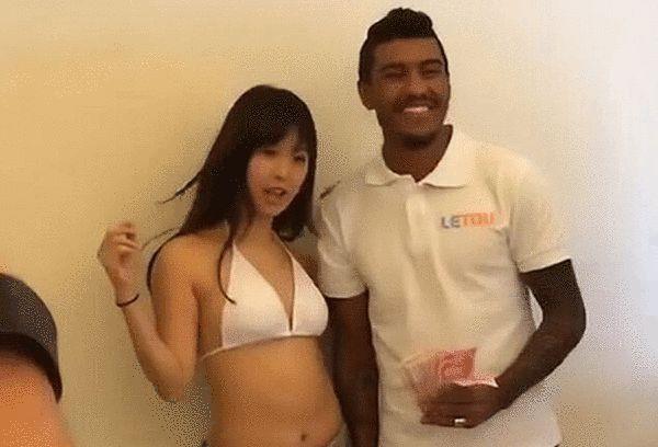祝两位妈妈母亲节快乐。