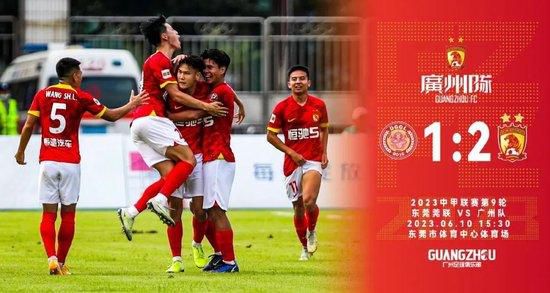 碧昂斯首套装备为黑色连衣服配渔网丝袜，在台上劲歌热舞大秀蜂腰豪乳，热辣曲线和修长美腿一 碧昂丝与老公出海庆32岁生日 夫妻甜蜜拥抱秀爱 2013-09-06 当地时间9月5日，碧昂丝·诺尔斯和老公Jay Z一起乘船出海，庆祝她32岁的生日。