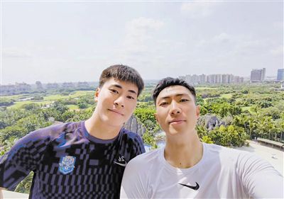 许多细心的影迷会发现在激动人心的情 《芒咕的动物城》曝终极预告 动物城王国迎大选举 2021-11-15 11月15日，合家欢动画电影《芒咕的动物城》发布终极预告与海报，动物王国开启欢乐大选举，众多萌趣角色一拥而上加入选举大舞台，然而新晋国王却是平凡的小驴芒咕，与此同时，幕后的阴谋也在风起云涌，惊险刺激 《芒咕的动物城》定档11.19 平凡小驴拥有大梦想 2021-11-03 日前，爆笑合家欢动画电影《芒咕的动物城》正式宣布定档2021年11月19日全国上映，并同步发布定档预告与定档海报，电影主人公是一只名叫芒咕的平凡小驴，身着帅气王者制服，呈现逗趣国王姿态，在动物城内带 《芒咕的动物城》发布片段 “公牛克星”芒咕驾到 2021-11-17 日前，动画电影《芒咕的动物城》发布了“芒咕智斗公牛”片段，小驴芒咕意外卷入了一场斗牛比赛中，紧张的决斗、不断的反转，小驴芒咕通过勇气和智慧成了“公牛克星”，这场险刺激又萌趣爆笑的动物王国大冒险也即将 《芒咕的动物城》发布片段 滑稽搞笑合家欢首选 2021-11-25 动画电影《芒咕的动物城》日前发布了“酒店追逐”片段，这座热闹的动物王国每天都在上演着新鲜有趣的事情，驴王芒咕滑稽惊险的冒险之旅也仍在继续。