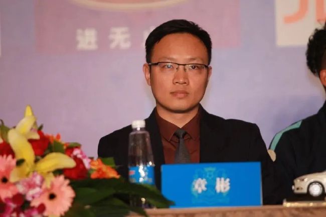 AI时代 时长：08:00 ：电影网 展开 中国电影向新力 | 电影行业的AI时代收起 时长：08:00建议WIFI下打开 专稿 今年的《政府工作报告》中，多个科技新词的出现，为社会发展指明了新方向，其中“人工智能+”的提出，在各行业掀起了热议的浪潮。