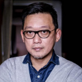根据外媒最新的报道，两人一起度 比伯与赛琳娜复合添证据 音乐节献唱后甜蜜约会 2014-04-16 上，有人拍到他与赛琳娜·戈麦斯在人群中约会的身影，比伯依旧是白天的渔夫帽加墨镜装扮，赛琳娜则表情甜蜜，还不时把脸凑向比伯。