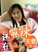 黄轩一身简约黑色正装低调得体，搭配标志性图腾的猎豹胸针，彰显沉稳贵气。